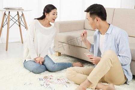 高清一男一女打扑克牌图片合集 - 双人扑克对战精彩瞬间
