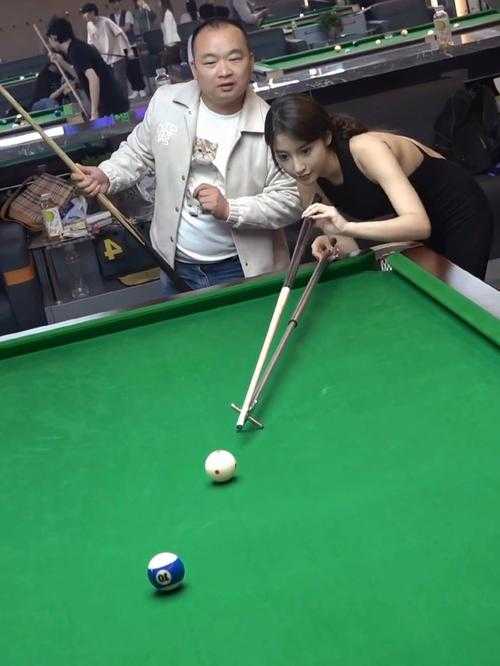 张强台球比赛视频 - 一杆清台的精彩对决 台球高手张强赛事集锦