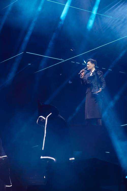 张信哲《我是歌手》总决赛惊艳全场 深情演绎经典歌曲