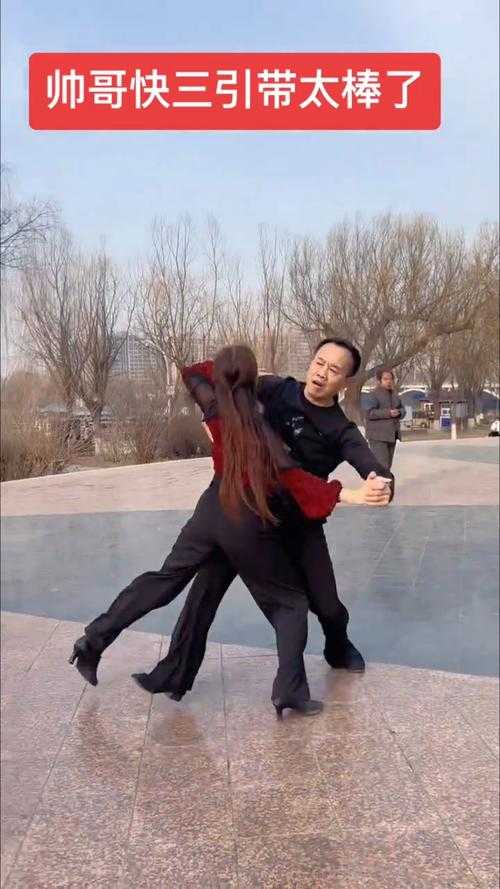 跑的快能三带一对吗