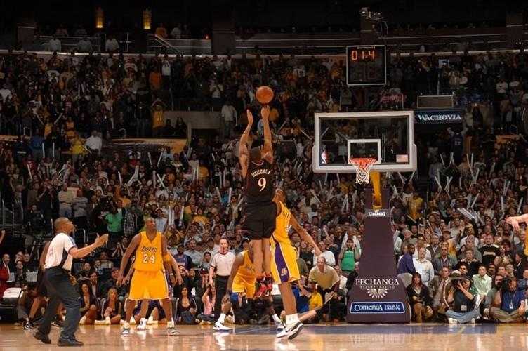 NBA绝杀时刻盘点:历史经典绝杀球回顾与精彩瞬间
