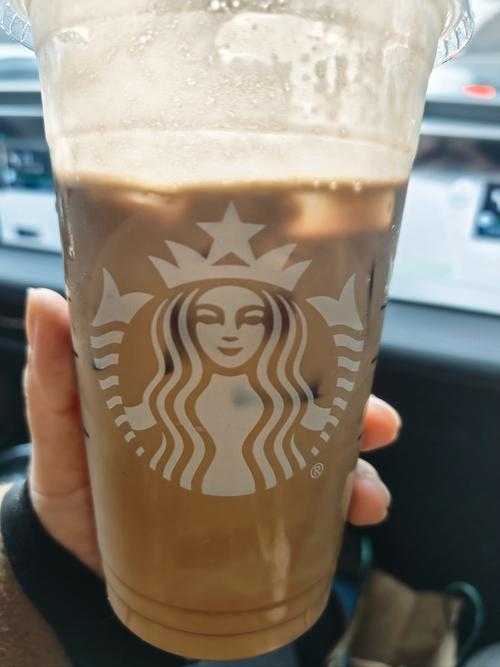 玩家清晨六点 面包房飘出第一缕香气的时刻 我总爱捧着咖啡观察