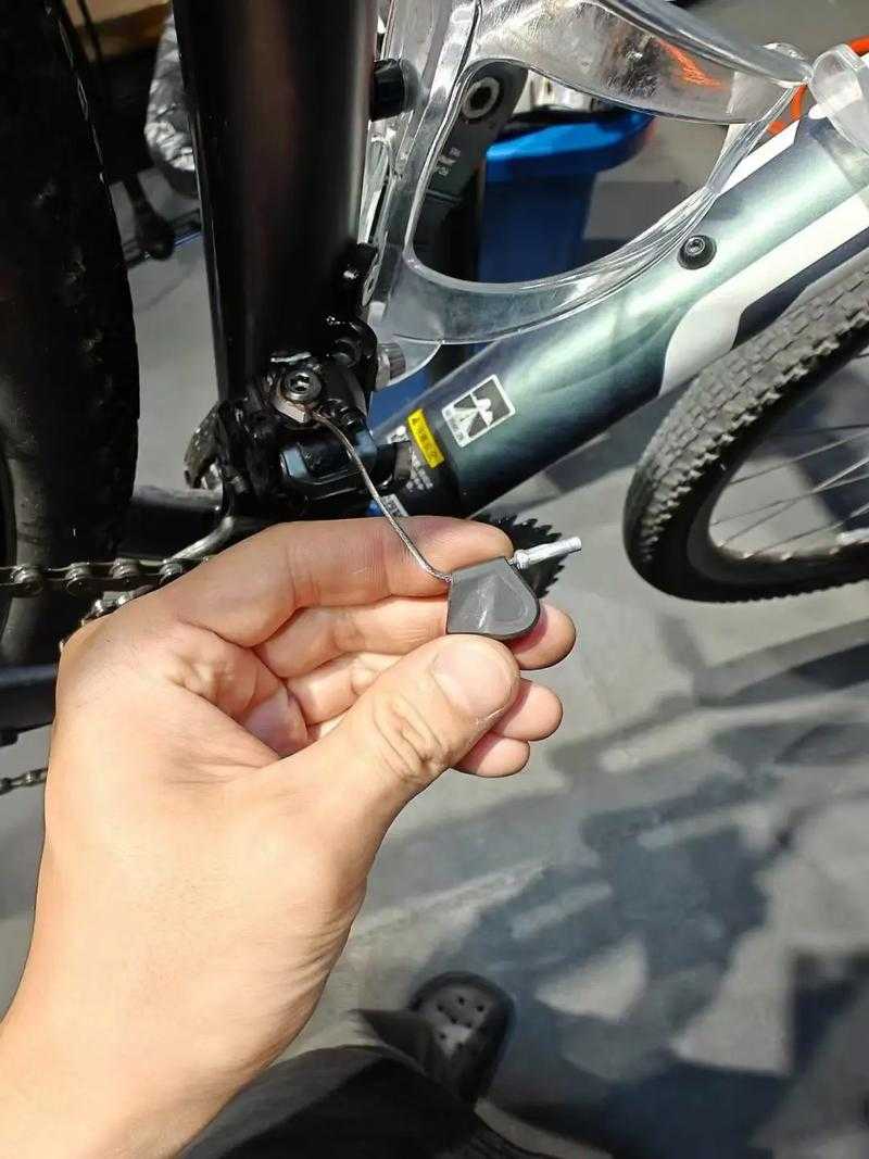 雨后的自行车修理铺