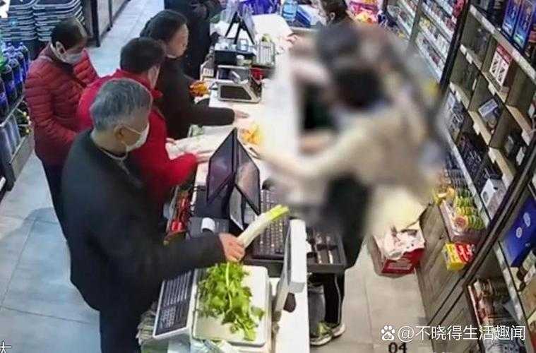 超市收银台前 张阿姨掏出手机准备结账 突然发现微信里躺着5个