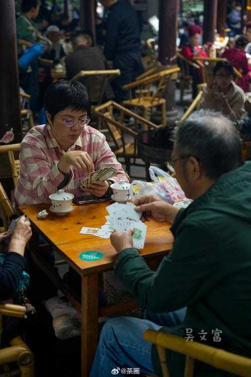街边茶馆里要是有人拍着惊堂木说起 话说天下大势 准能看见邻桌