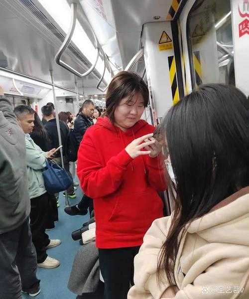 早上七点半的深圳科技园地铁站 小雅把最后一口三明治塞进嘴里 