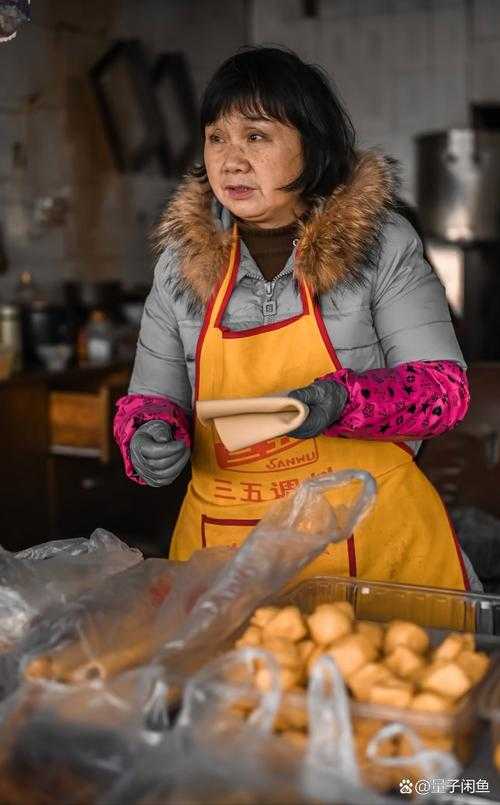菜市场张大姐最近迷上了短视频剪辑 每天举着手机在摊位前拍白菜