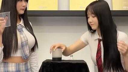 最近和闺蜜小美喝下午茶时 她抱怨网购的裙子尺码发错了 跟客服
