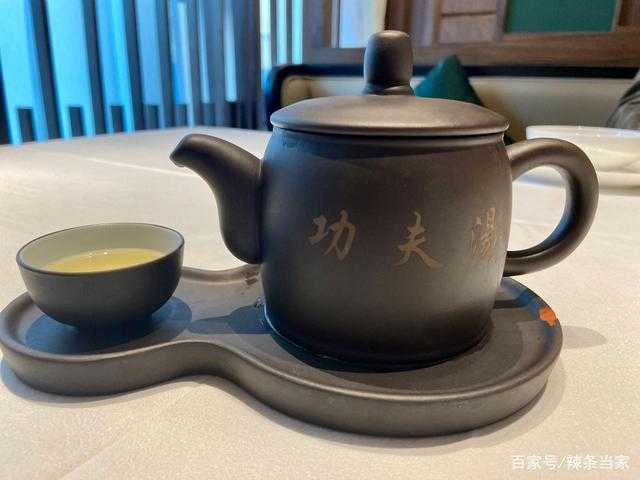 那天晚上我啃着辣条刷副本时 公会频道突然炸了 有个叫 老茶壶