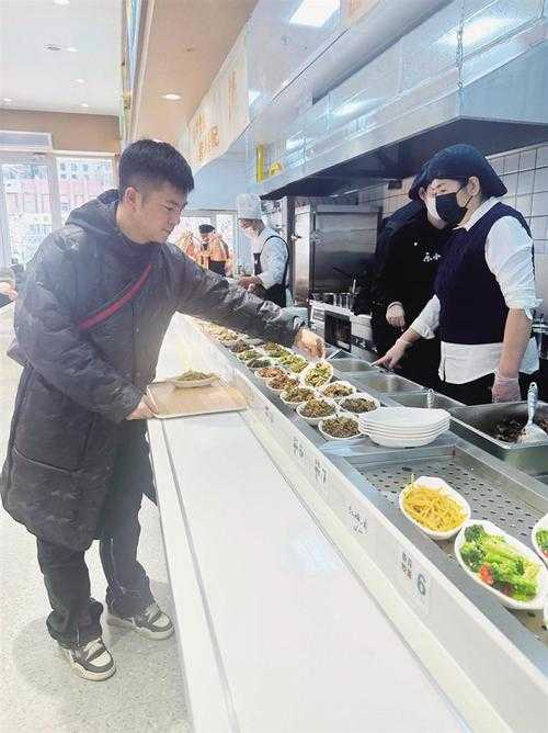 食堂打饭窗口前 我盯着手机屏幕里跳动的游戏角色 突然意识到自
