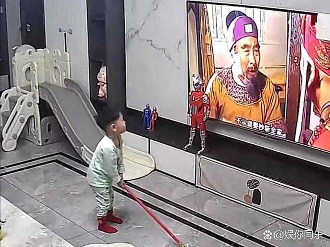 胡同里的糖葫芦叫卖声还没散尽 纪晓岚那杆大烟枪已经敲开了第四