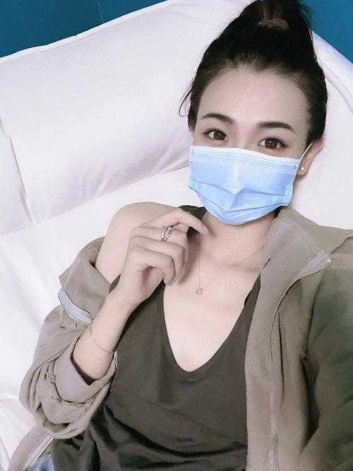 凌晨三点 我戴着全息头盔瘫在懒人沙发上 手指在触控板上划出残