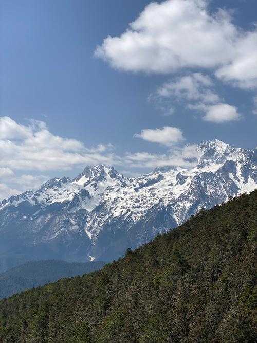 雪峰美景:玉山双峰绝美风光