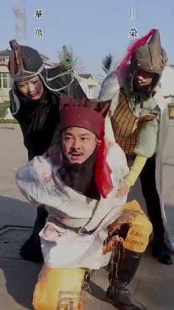 上周末我在公园遇到个有意思的大爷 他单凭一张嘴就能把 三国演