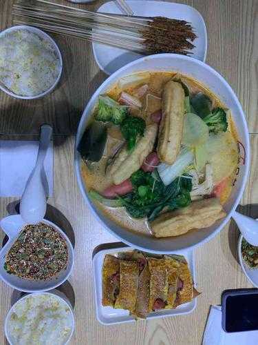 上周五晚上 我和老张窝在客厅地毯上 中间摆着吃剩的麻辣鸭脖和