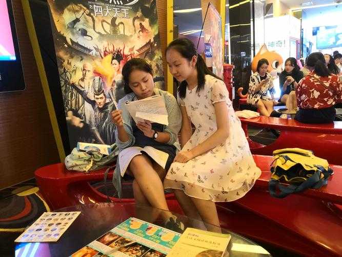 记得第一次走进杭州城 被街边卖艺的NPC用竹棍扫到衣角时 我