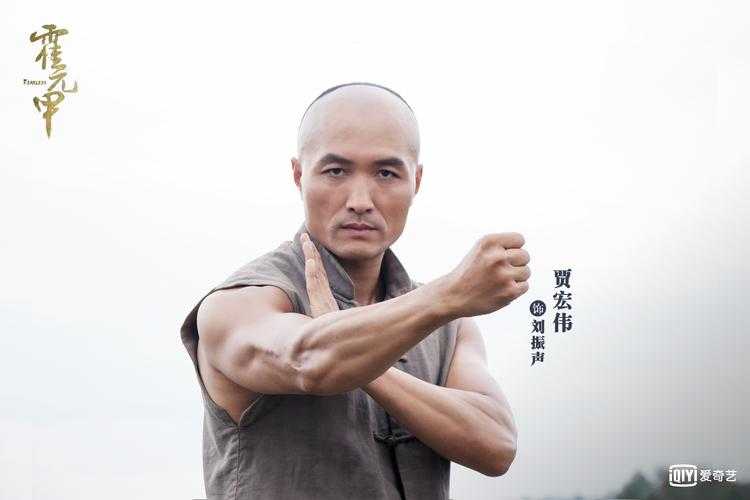 梁家仁在经典电影《霍元甲》中的演绎如何塑造传奇?