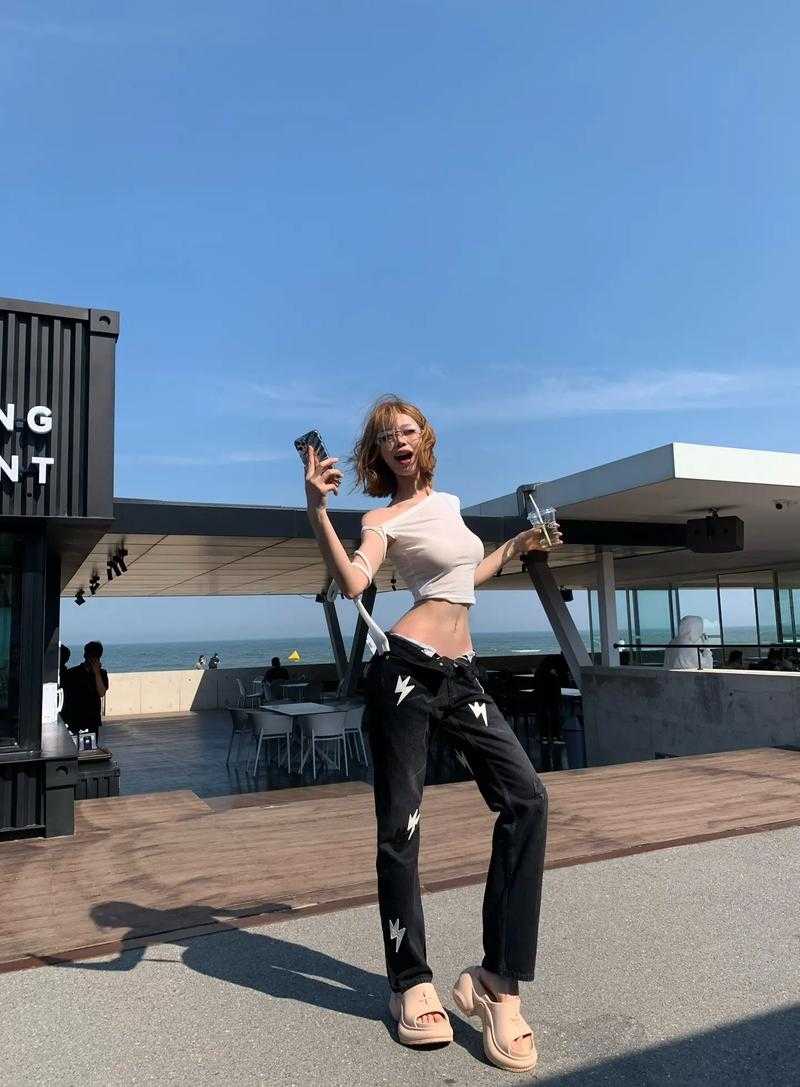 黑皮辣妹与闺蜜的夏日变装派对